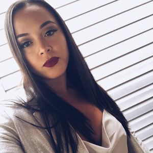 Meet your Posher, Casandra